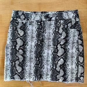 Tinseltown Snake Print Black White Mini Skirt size 7